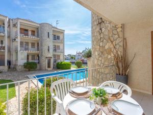Bazén v ubytovaní Apartment Flamicell by Interhome alebo v jeho blízkosti