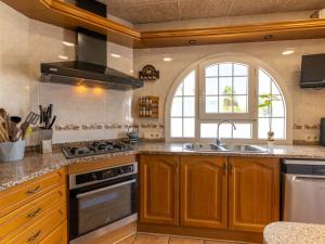 Kuchyň nebo kuchyňský kout v ubytování Holiday Home Romulia by Interhome