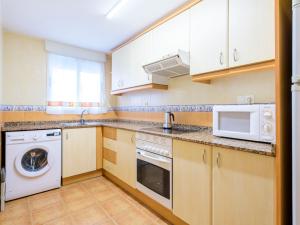 Kuchyň nebo kuchyňský kout v ubytování Apartment Entreplayas - Morro de Gos by Interhome