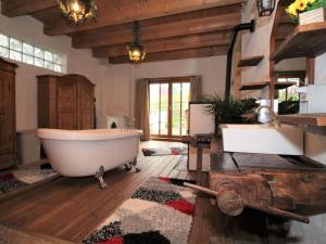 een grote badkamer met een bad en een wastafel bij Holiday Home Move on Ranch by Interhome in Neustift bei Güssing