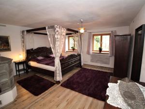 een slaapkamer met een hemelbed bij Holiday Home Move on Ranch by Interhome in Neustift bei Güssing