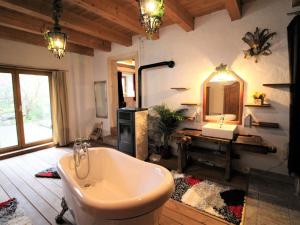 baño grande con bañera y lavamanos en Holiday Home Move on Ranch by Interhome, en Neustift bei Güssing
