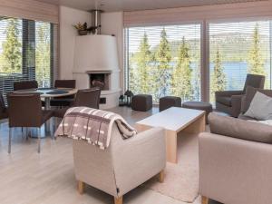 uma sala de estar com um sofá e uma mesa em Holiday Home Holy lake rantasauna by Interhome em Niskala