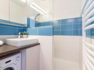 La salle de bains est pourvue d'un lavabo et d'un lave-linge. dans l'établissement Apartment Le Carol Park by Interhome, à Deauville