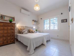 Giường trong phòng chung tại Holiday Home El Dorado Playa - Villa Barre by Interhome