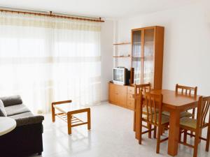 sala de estar con mesa de comedor y TV en Apartment Aldea Park by Interhome, en Sant Carles de la Ràpita