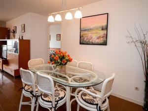 Fotografie z fotogalerie ubytování Apartment Osuna by Interhome v destinaci Calafell