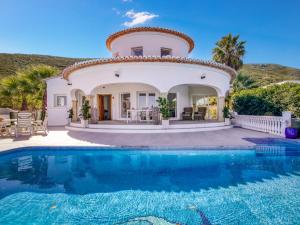 eine Villa mit einem Swimmingpool vor einem Haus in der Unterkunft Villa Villa Bonheur by Interhome in Jávea