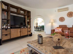 ein Wohnzimmer mit einem TV und einem Sofa in der Unterkunft Villa Villa Bonheur by Interhome in Jávea
