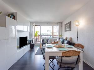 Et tv og/eller underholdning på Apartment mille sabords-14 by Interhome