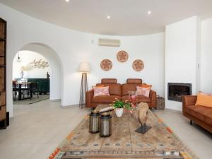 ein Wohnzimmer mit einer Couch und einem Tisch in der Unterkunft Villa Villa Bonheur by Interhome in Jávea + 35 Fotos