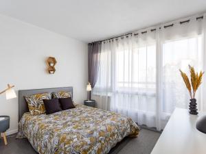 En eller flere senge i et værelse på Apartment mille sabords-14 by Interhome