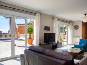 Televízia a/alebo spoločenská miestnosť v ubytovaní Holiday Home Fleur by Interhome