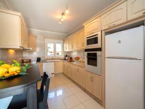 Kuchyňa alebo kuchynka v ubytovaní Holiday Home Fleur by Interhome