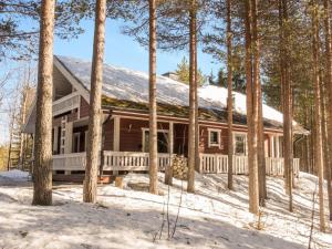 uma casa de madeira na floresta com neve em Holiday Home Old logger's house by Interhome em Salla