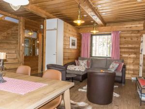 ein Wohnzimmer mit Sofa und Tisch in der Unterkunft Holiday Home Old logger's house by Interhome in Salla + 20 Fotos