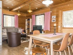 ein Esszimmer mit Tisch und Stühlen in der Unterkunft Holiday Home Old logger's house by Interhome in Salla