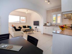 Kuchyňa alebo kuchynka v ubytovaní Holiday Home Fleur by Interhome