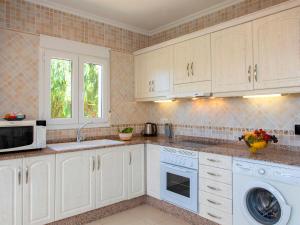 Kuchyňa alebo kuchynka v ubytovaní Holiday Home Fleur by Interhome