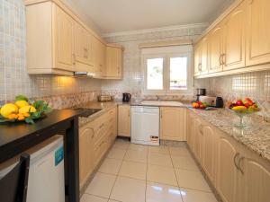 Kuchyňa alebo kuchynka v ubytovaní Holiday Home Fleur by Interhome