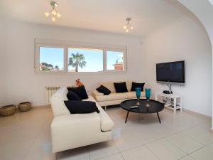 Televízia a/alebo spoločenská miestnosť v ubytovaní Holiday Home Fleur by Interhome