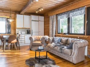 ein Wohnzimmer mit Sofa und Tisch in der Unterkunft Holiday Home Old logger's house by Interhome in Salla