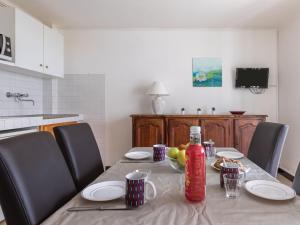 - une table à manger avec une bouteille d'eau dans l'établissement Apartment Super Plage-6 by Interhome, à Saint-Cyr-sur-Mer