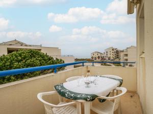 En balkon eller terrasse på Apartment Bleu Marine-8 by Interhome