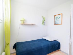 En eller flere senge i et værelse på Apartment Bleu Marine-8 by Interhome