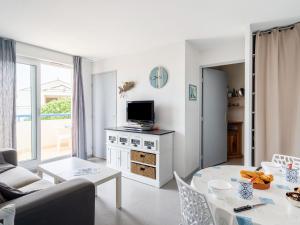 Et tv og/eller underholdning på Apartment Bleu Marine-8 by Interhome