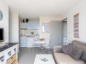 Køkken eller tekøkken på Apartment Bleu Marine-8 by Interhome + 30 billeder