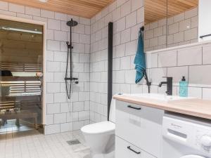 Kylpyhuone majoituspaikassa Holiday Home Pehtoori b by Interhome