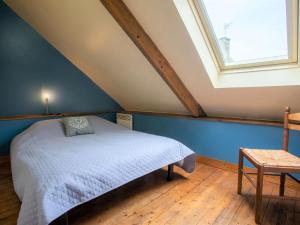 1 dormitorio con cama, ventana y silla en Holiday Home Ty Coz by Interhome, en Pleurtuit