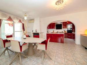 Kuchyň nebo kuchyňský kout v ubytování Villa Septimo Cielo by Interhome + 36 fotografií