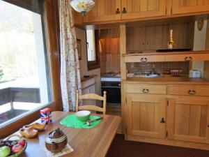 een keuken met een houten tafel en een houten tafel sidx sidx sidx bij Apartment Alpen Roc by Interhome in Chamonix-Mont-Blanc