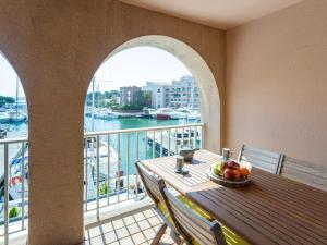 ein Tisch mit einer Obstschale auf einem Balkon in der Unterkunft Apartment Port de la Gavine I-1 by Interhome in Hyères + 20 Fotos