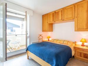 ein Schlafzimmer mit einem Bett und einem Balkon in der Unterkunft Apartment Le Grand Large by Interhome in Seignosse