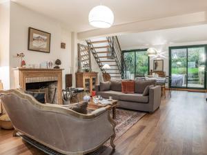 ein Wohnzimmer mit Sofas und einem Kamin in der Unterkunft Holiday Home Camélias in Cancale