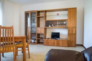 una sala de estar con un centro de entretenimiento de madera en A11 - Varano, delizioso trilocale con giardino en Ancona