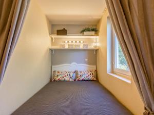 Kleines Zimmer mit einem Bett und einem Fenster in der Unterkunft Studio Village Cap Estérel - Le Hameau-1 by Interhome in Agay - Saint Raphael