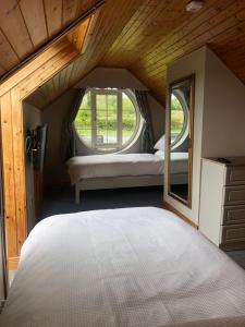 מיטה או מיטות בחדר ב-Lough Aduff Lodge 5 minutes from Carrick on Shannon