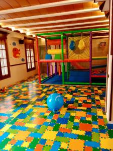 ein Zimmer mit einem Spielzimmer mit einem farbenfrohen Boden in der Unterkunft Hotel Palacio de Oñate in Guadix
