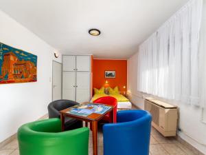 - une chambre avec une table, deux chaises et un lit dans l'établissement Holiday Home Lisa by Interhome, à Balatonboglár