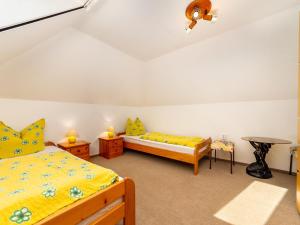 - une chambre avec 2 lits et une table dans l'établissement Holiday Home Lisa by Interhome, à Balatonboglár