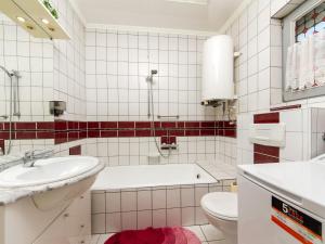 La salle de bains est pourvue d'une baignoire, d'un lavabo et de toilettes. dans l'établissement Holiday Home Lisa by Interhome, à Balatonboglár