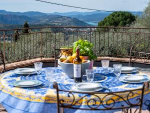 einen Tisch mit einer Obstschale auf dem Balkon in der Unterkunft Holiday Home Villa Chaumado by Interhome in Spéracèdes