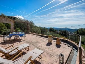 eine Terrasse mit einem Tisch und Stühlen sowie Aussicht in der Unterkunft Holiday Home Villa Chaumado by Interhome in Spéracèdes