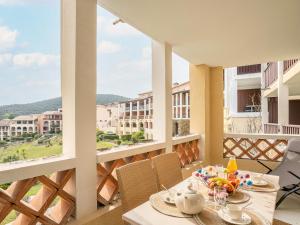 balcón con mesa, sillas y vistas en Apartment Village Cap Estérel - L'Esquinade-40 by Interhome, en Agay - Saint Raphael