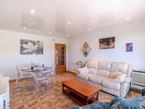 - un salon avec un canapé et une table dans l'établissement Apartment Le Giono by Interhome, à Saint-Laurent-du-Var
