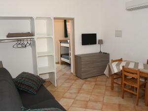 Μια τηλεόραση ή/και κέντρο ψυχαγωγίας στο Holiday Home Studio cabine Type B by Interhome